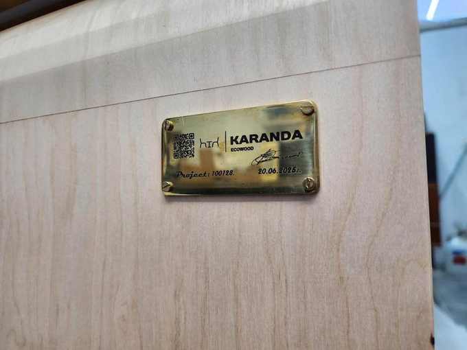 Латунный шильдик KARANDA ECOWOOD на кухне из фанеры, проект 100128. кухня из фанеры, Саратов